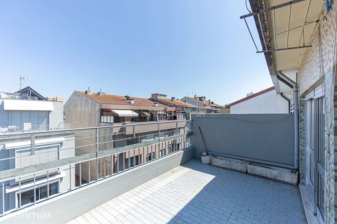 Apartamento T2+1 com Terraço na Prestigiada Rua da Alegria-10