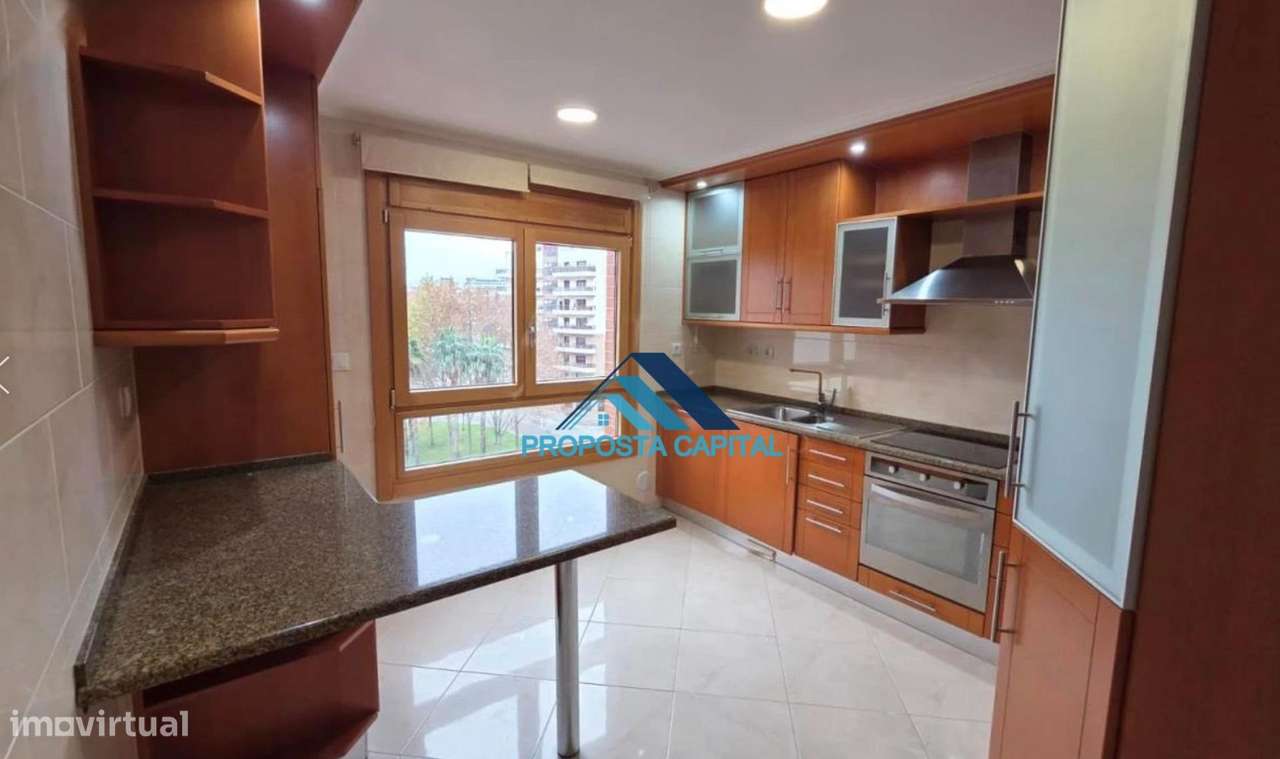 APARTAMENTO T3 C/ 4 LUGARES DE ESTACIONAMENTO | COLINAS DO CRUZEIRO-16