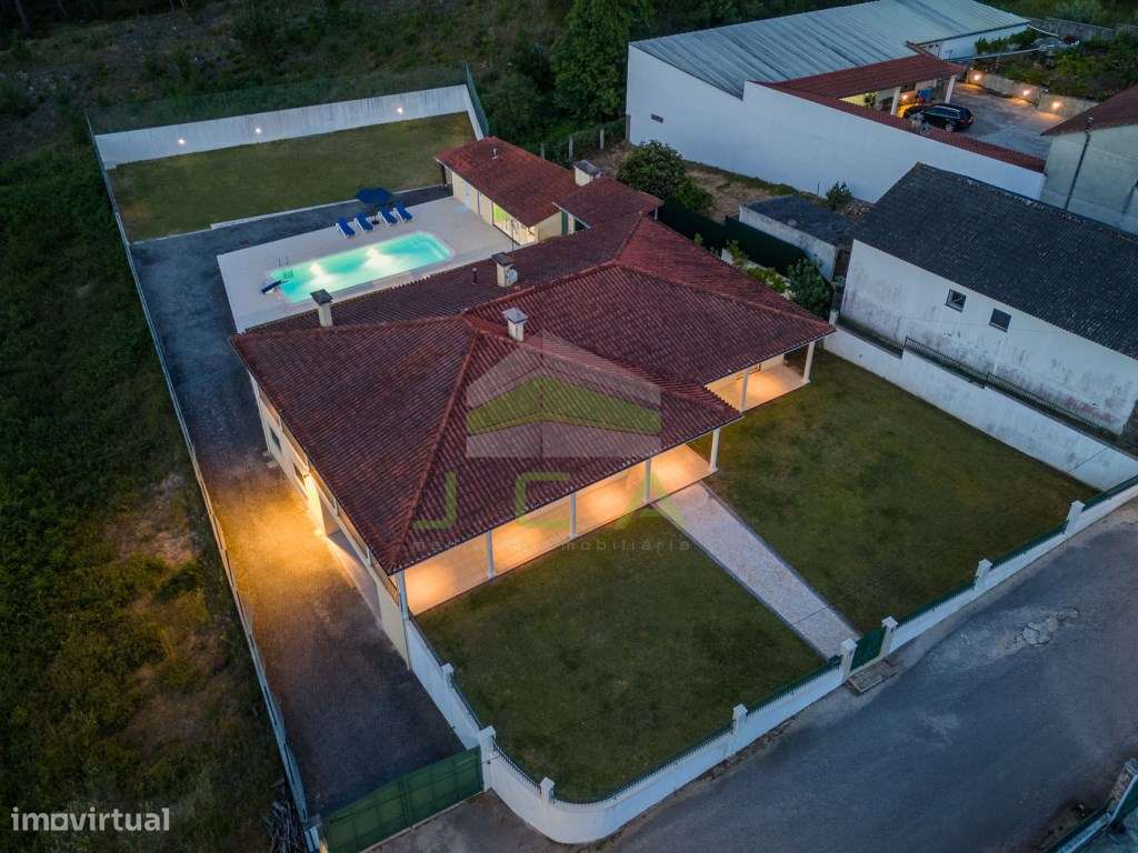 Moradia V4 com piscina e terreno-57