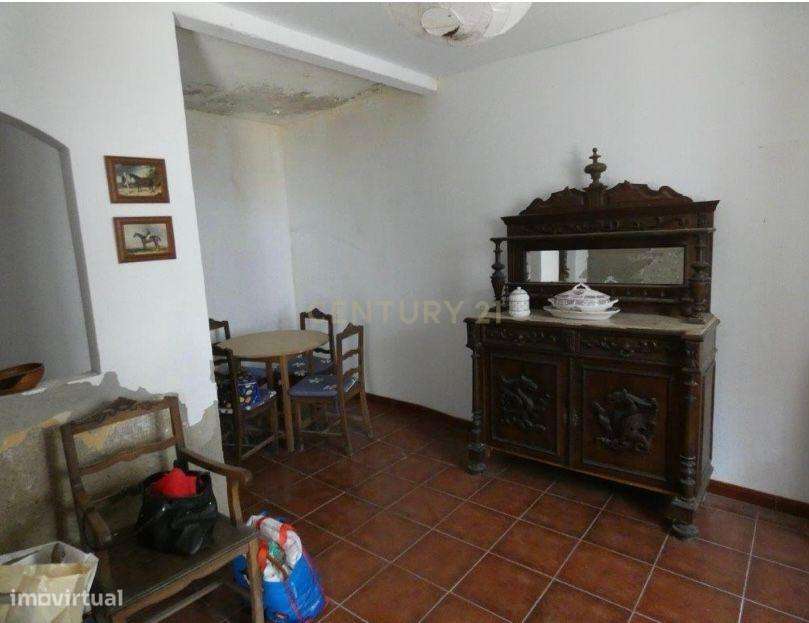 MONTEMOR-O-NOVO - Moradia que carece de obras.-15