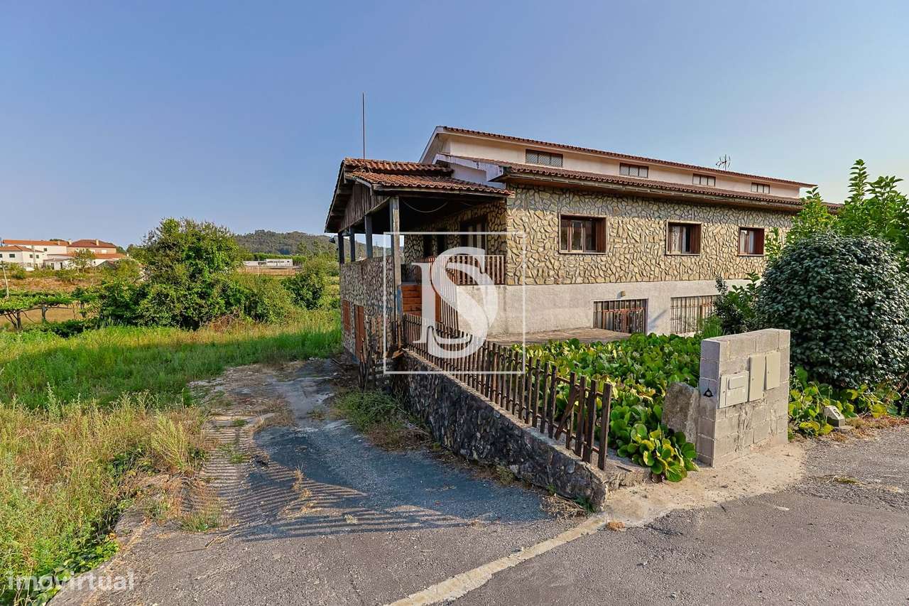 Moradia T4 c/ 376 m², jardim e riacho-3