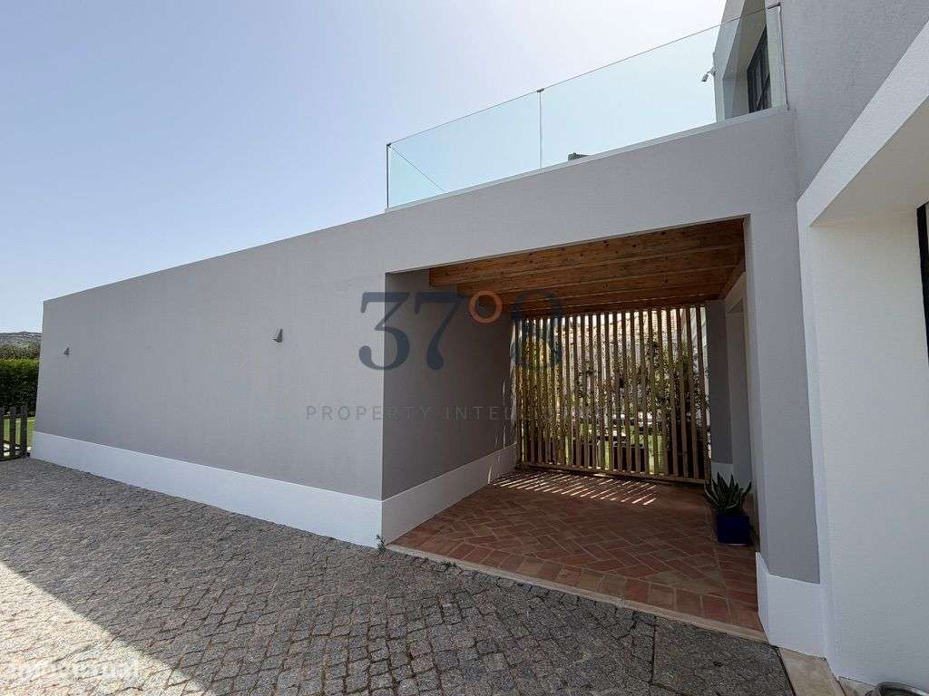 Uma vivenda de 4 quartos com piscina, num terreno de 2 hectares a 10 m-59