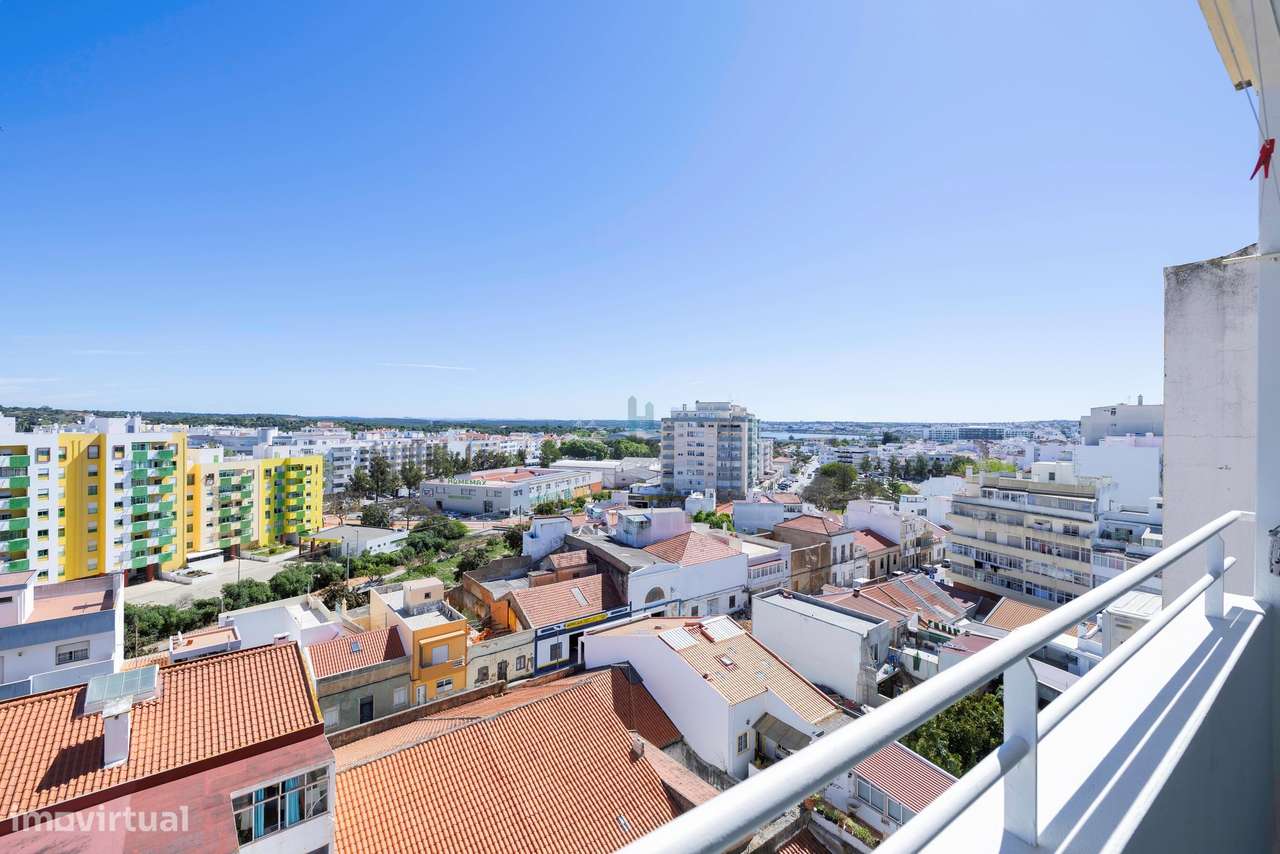 Apartamento T2 com Terraço e Sótão em Portimão-7