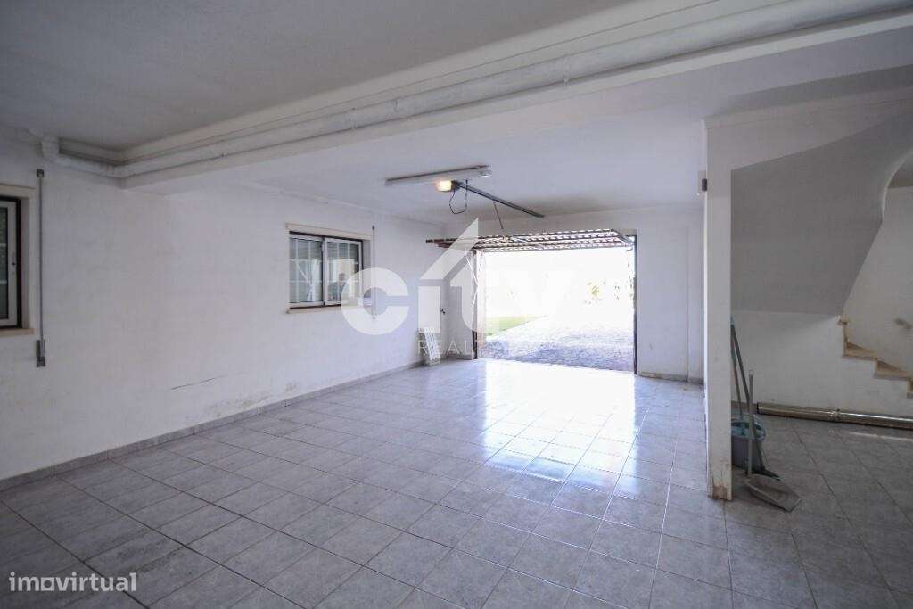 MORADIA T4  COM GARAGEM, LOTE -700 m2, ÁREA DE CONSTRUÇÃO 363 m2-21