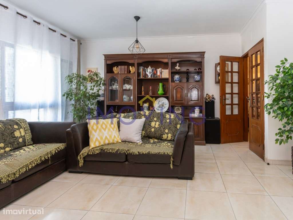 Apartamento T2 com parqueamento e arrecadação no Barreiro-2