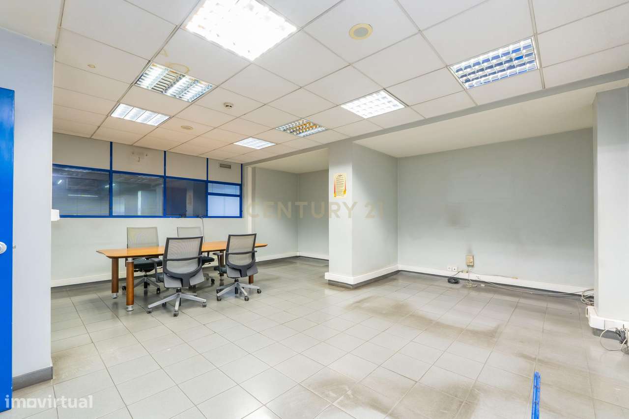 Armazém com 2600m2 num único piso na Quinta do Lambert - Grande imagem: 4/38