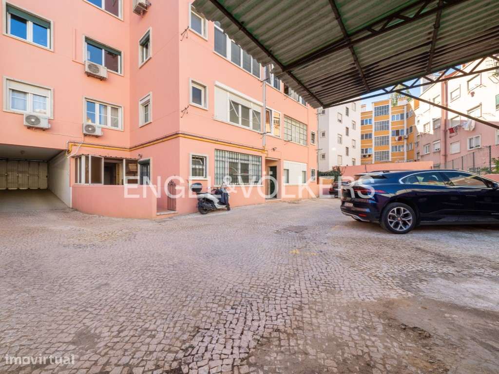 Apartamento para remodelação com estacionamento no Areeiro-22