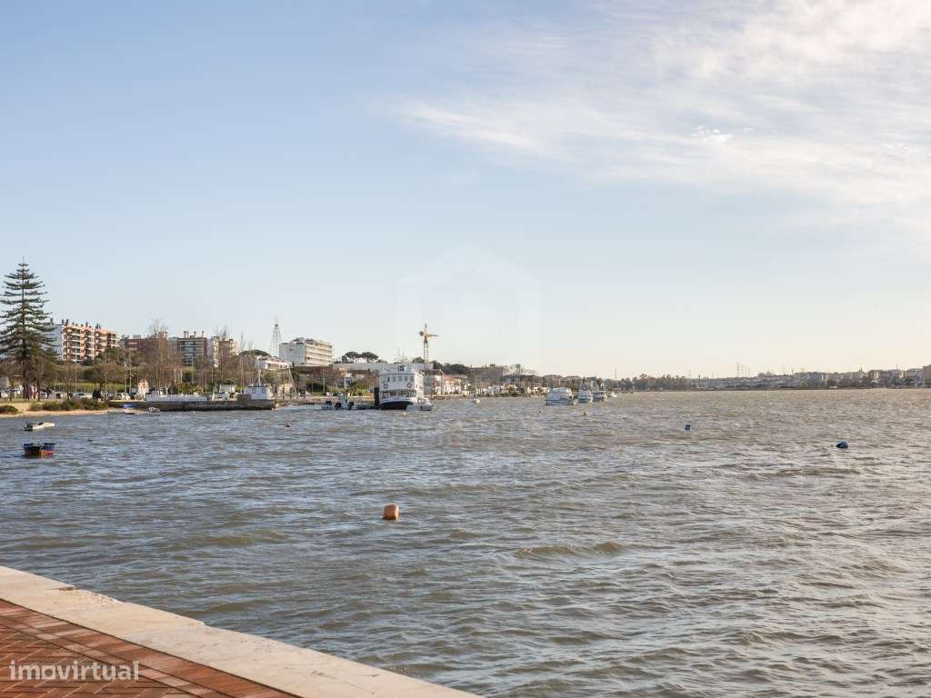 Predio no centro historico do seixal-43