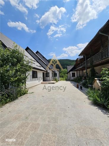 PROPRIETATE DE VANZARE in Sl&#259;nic Moldova cu 2 case pe teren de 2.-0