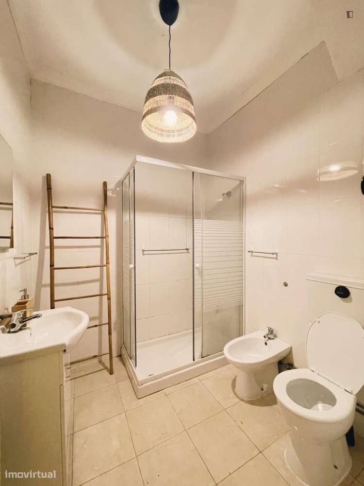 Quarto - localizado em Santo Ildefonso Porto - Grande imagem: 3/8