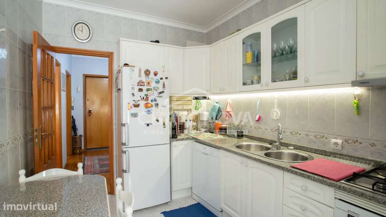 Apartamento T2 c/ varanda em Canelas-5