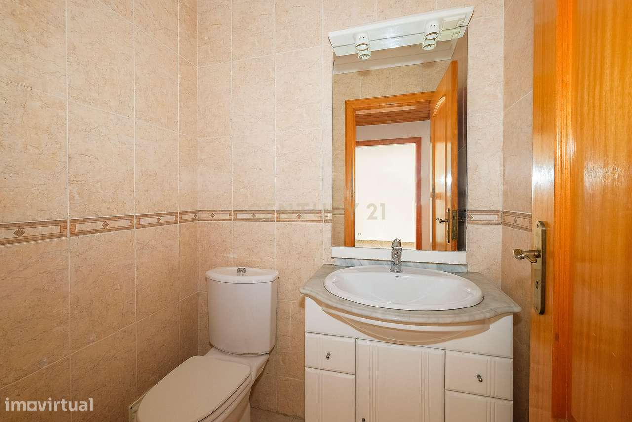 Apartamento T3 luminoso na Parede com varandas, garagem e arrecadação-9