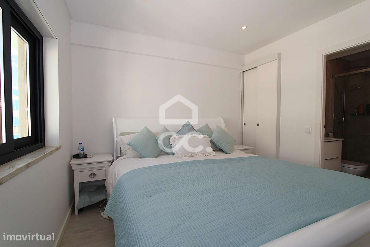 Apartamento T3 Renovado com Vista Mar e Terraço em Armação de Pêra-31