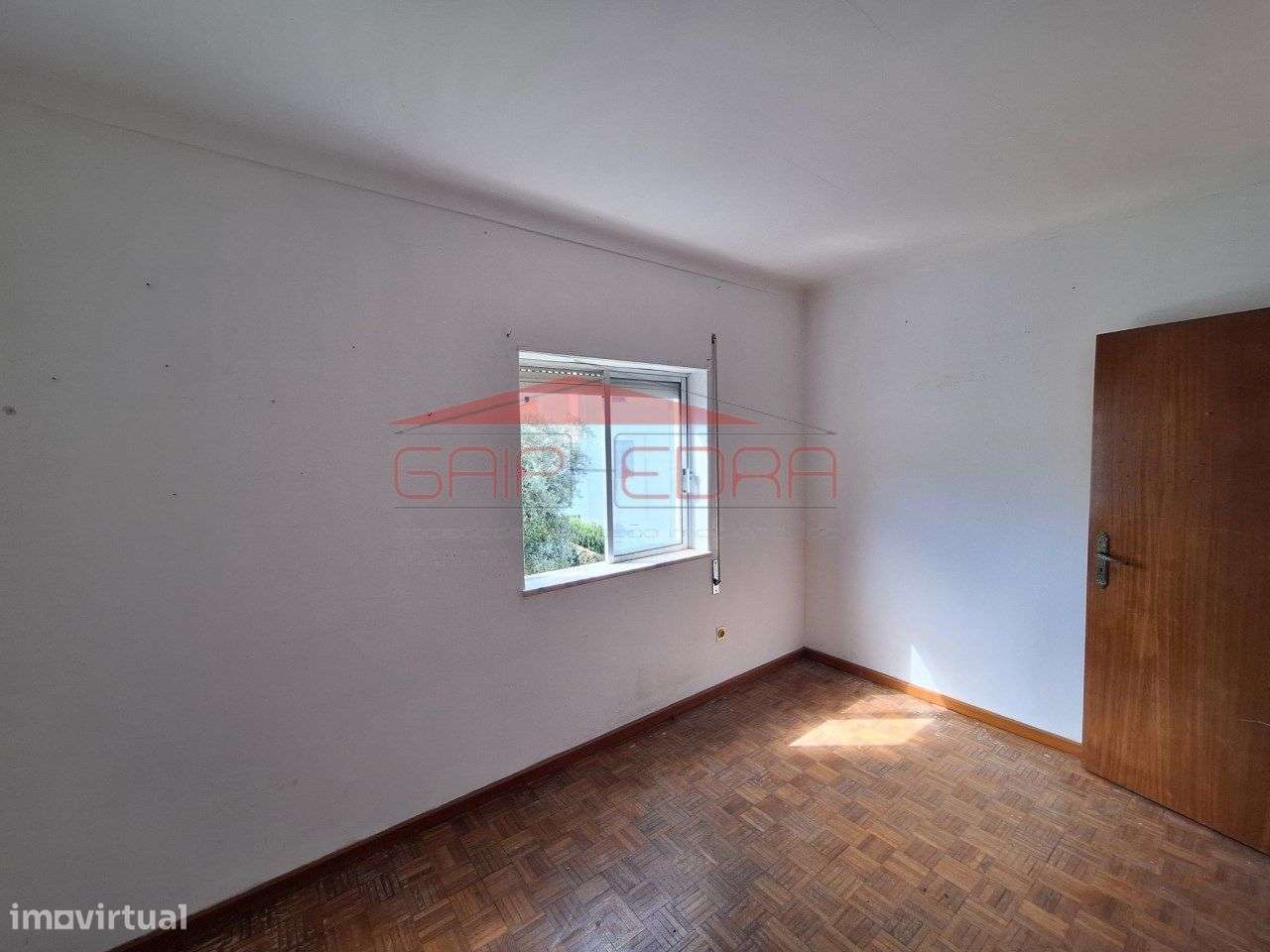 Apartamento T3 com arrumo no sótão no centro da cidade de Gouveia-17