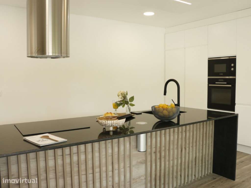 Moradia T4 com Jardim Privado e Piscina na Aroeira-15