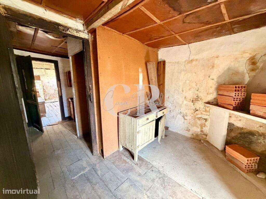 Moradia para recuperar no centro da vila de Figueiró dos Vinhos-23