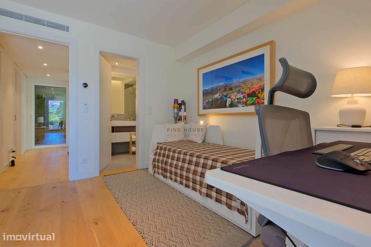 Apartamento T3 em condomínio privado, com terraços e garagem, no Prínc-44