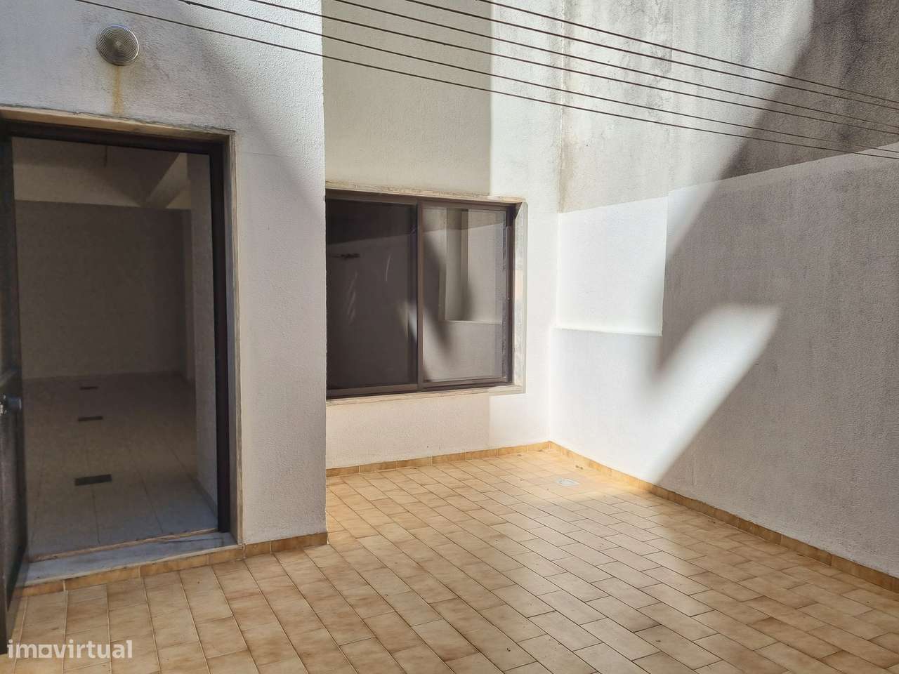Escritório com Potencial para Loft T1/T2 junto à Estação-11