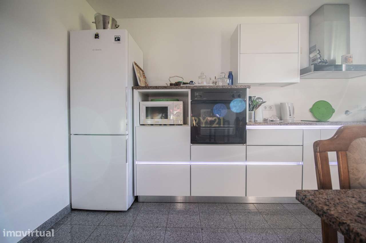 Moradia com piscina, terreno e anexos em Vieira de Leiria e a 2km da p-20