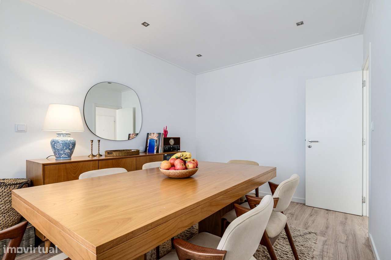 T2+1 Dúplex Remodelado com 4 Varandas e Vista Cristo Rei – Almada-9