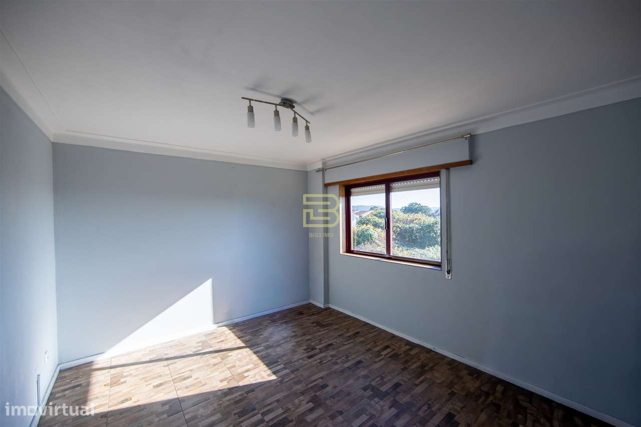 T2 com 2 frentes, varanda em Santegãos, Rio Tinto, situado no 2.º anda-6