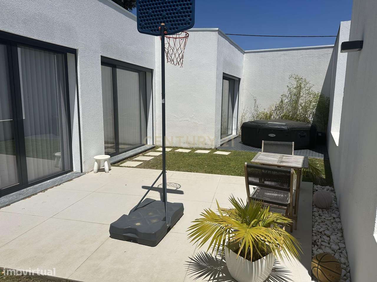 Moradia Térrea com Piscina aquecida e excelente jardim. Localizada em-6