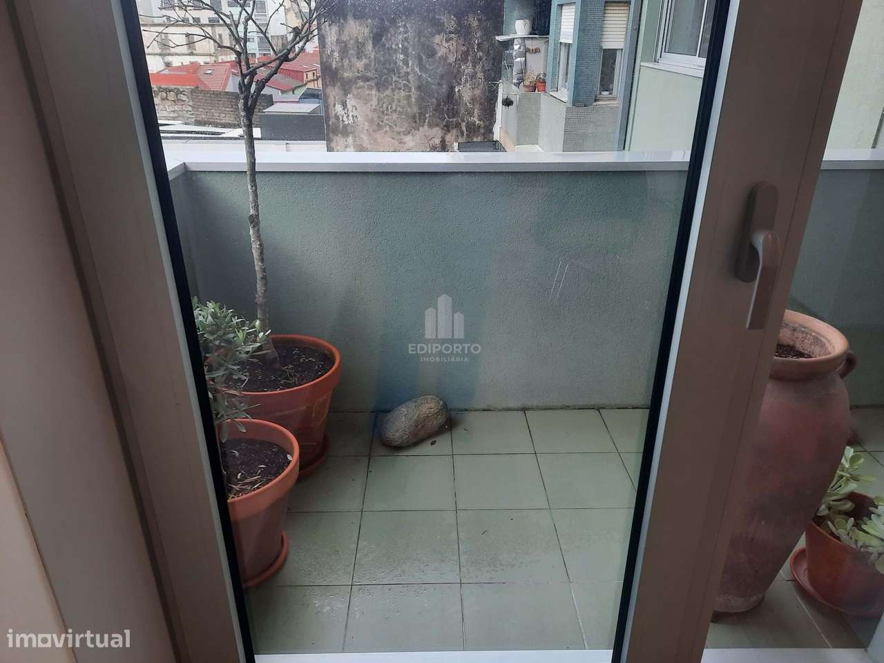 T2 COM GARAGEM E VARANDA   NO PORTO-10