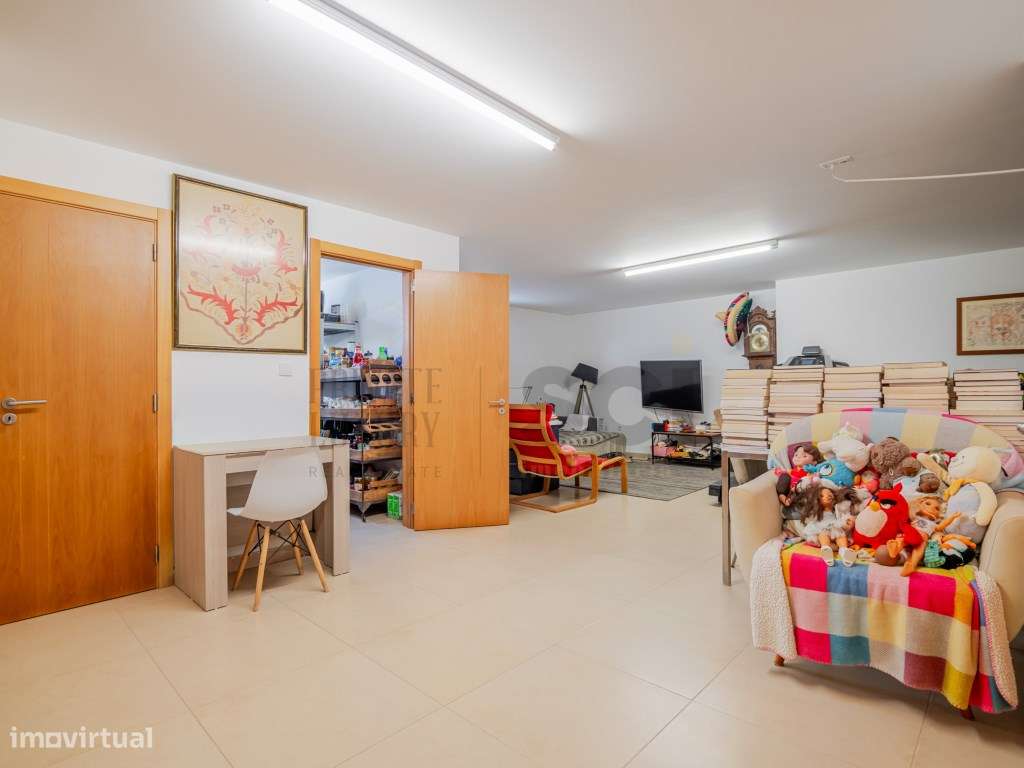 Moradia T4 na Aroeira, contemporânea com piscina e cave-55