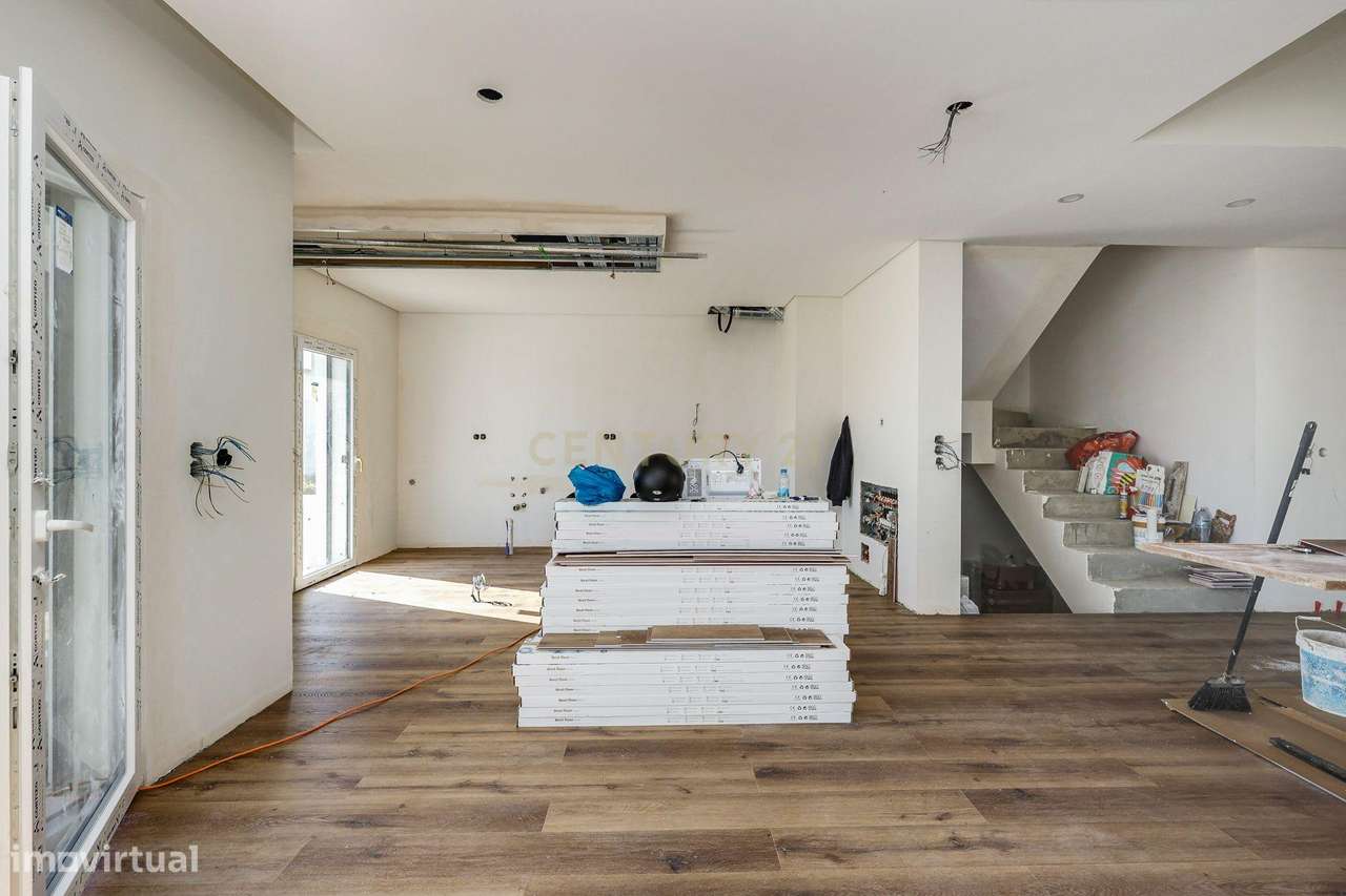 Moradia T4 com piscina em Caneças-8