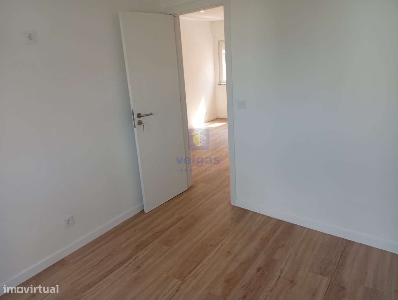 Apartamento T2 Renovado no Forte da Casa-11