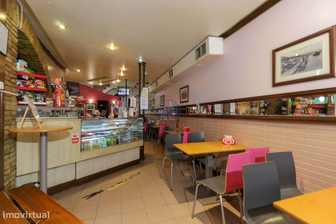 Prédio de 3 Pisos c/ Sótão e Terraço de Topo.-3