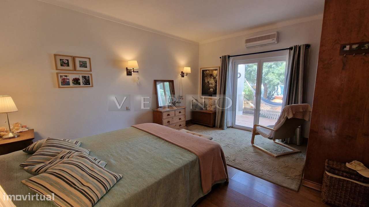 Charmosa e espaçosa moradia com 3 quartos e piscina para venda entre L-23