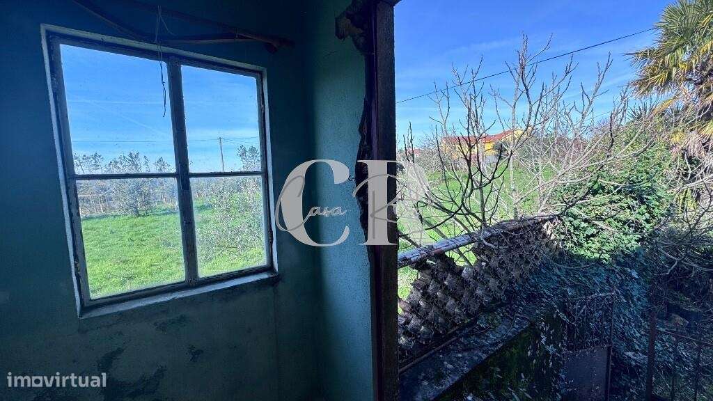 Casa de pedra com terreno e poço-9