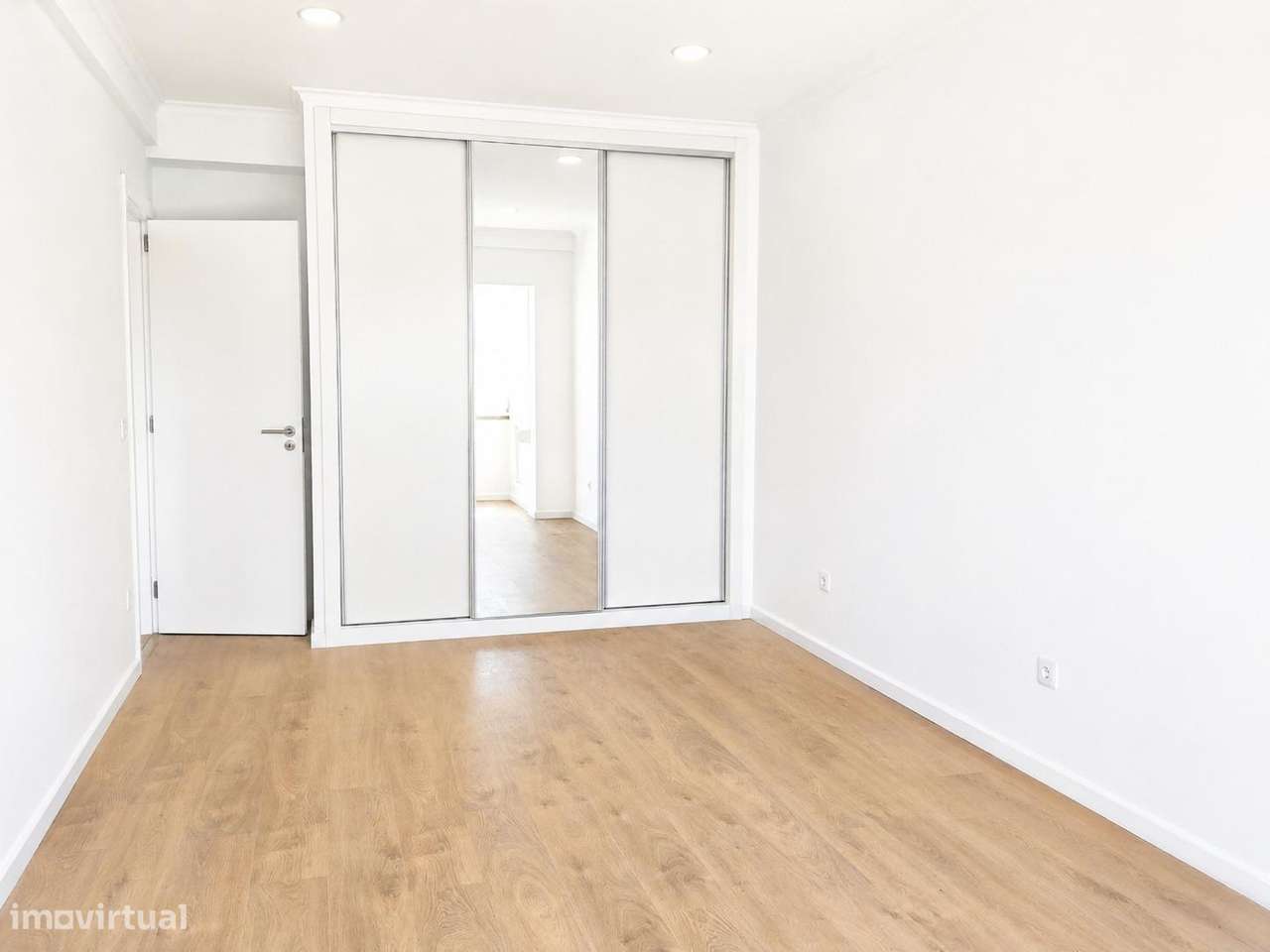 T2 totalmente remodelado, para viver ou investir - Lumiar-6