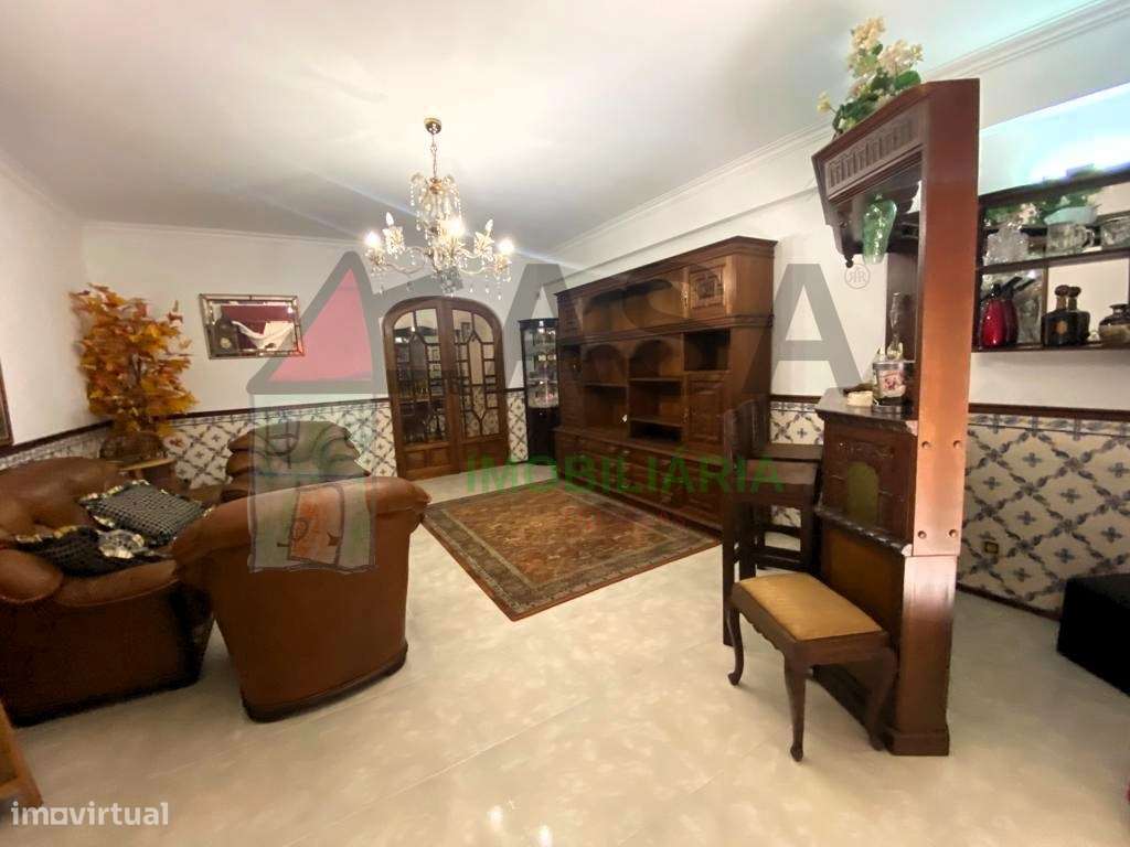 Moradia T15 com Renda Ativa + de €12.000/mês em Famões-20
