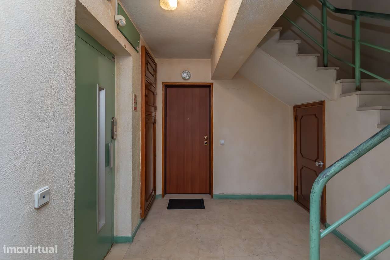 Excelente apartamento T2, situado na Tapada das Mercês-14