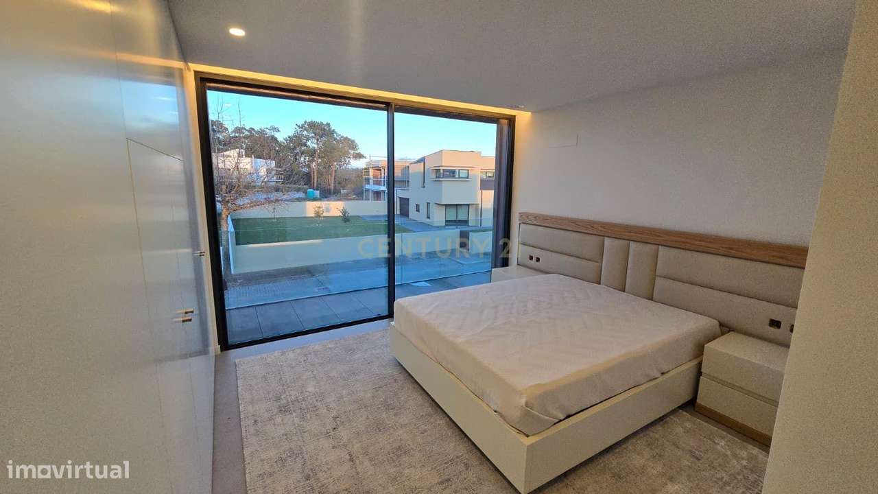 Moradia Contemporânea de Luxo em Azurara | Elegância, Privacidade e Di-33