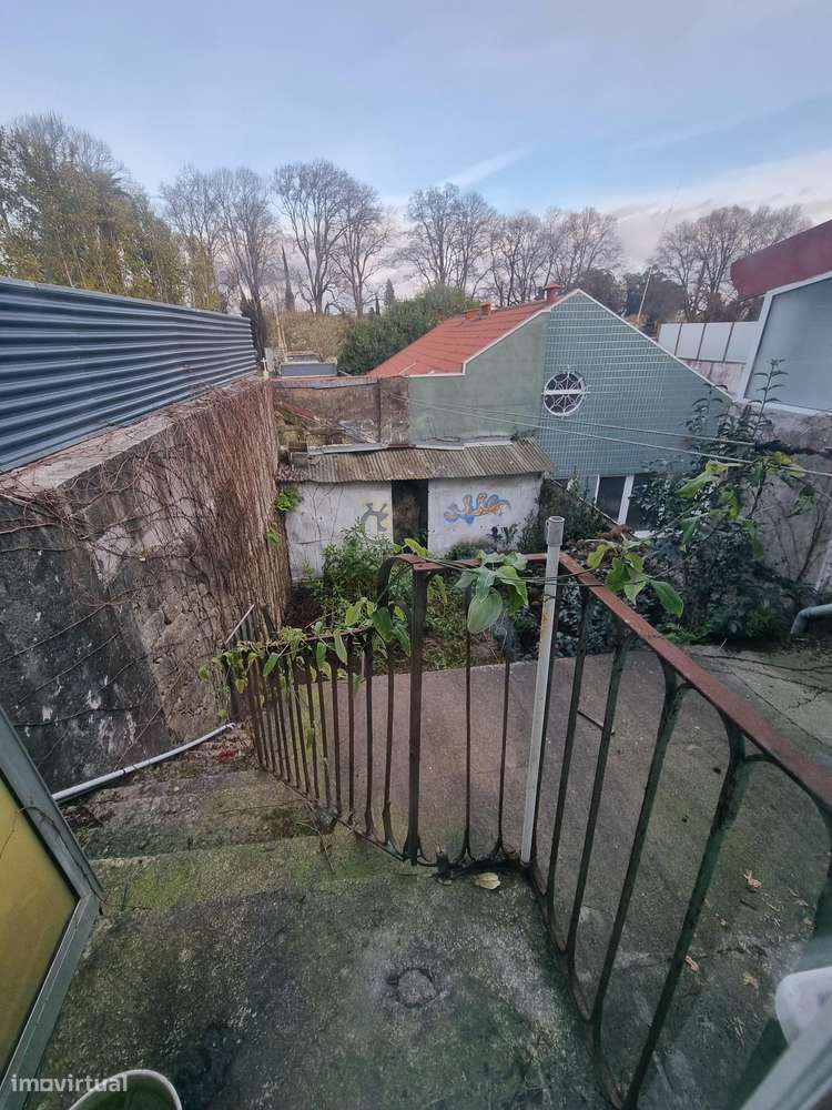 REF2010 - MORADIA C/Garagem e Jardim - Rua Duque Saldanha, Porto-9