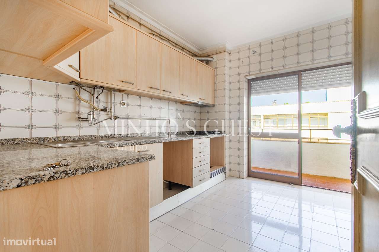 Apartamento T3 de último andar c/ varanda e vista para Av. Liberdade --17