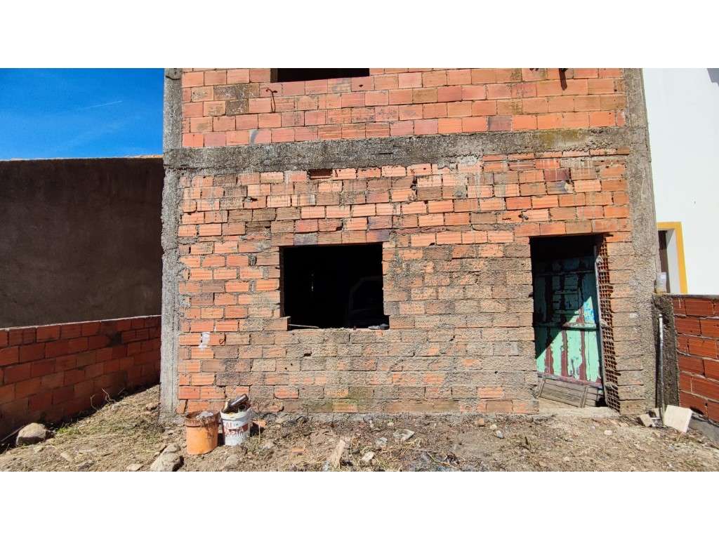 Terreno de 150 m² com construção inacabada próximo de Vila Viçosa. - Grande imagem: 4/10