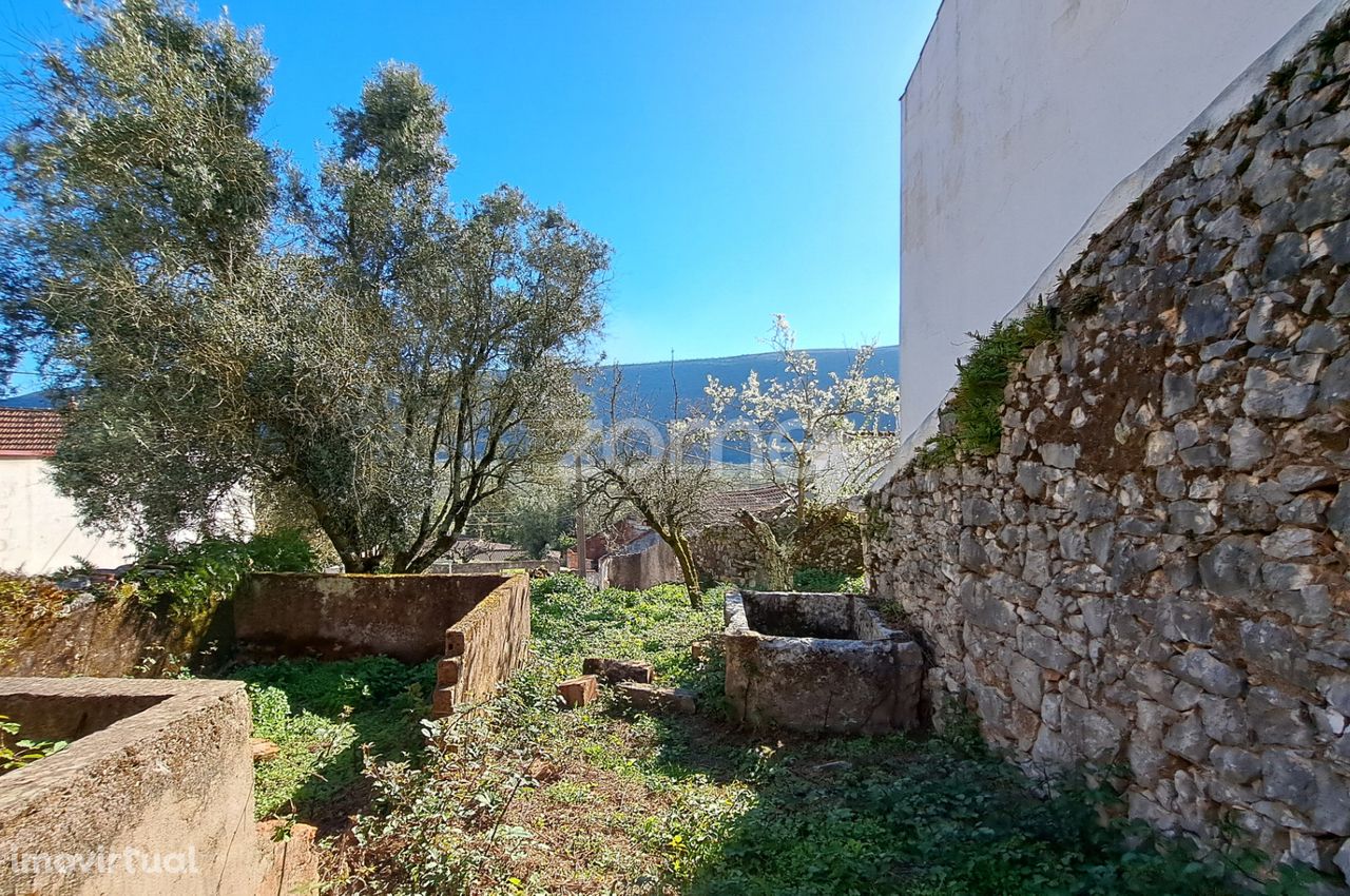 Terreno Urbano com Ruína em Mira de Aire