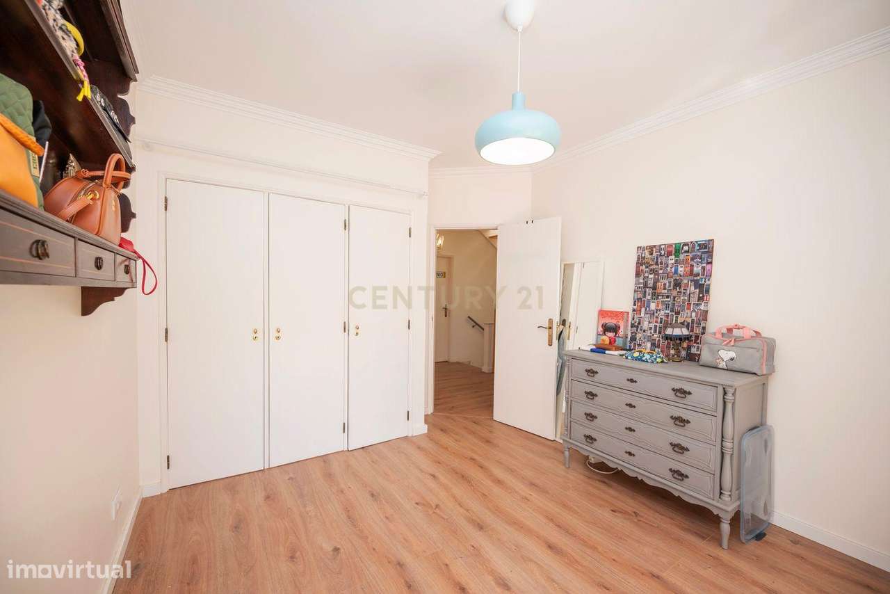 Moradia remodelada de 6 assoalhadas Exclusiva no Estoril-30