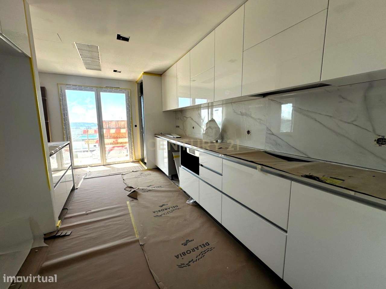 Luxuoso Apartamento T4 Novo em Oeiras com Garagem e Varandas - Grande imagem: 4/15