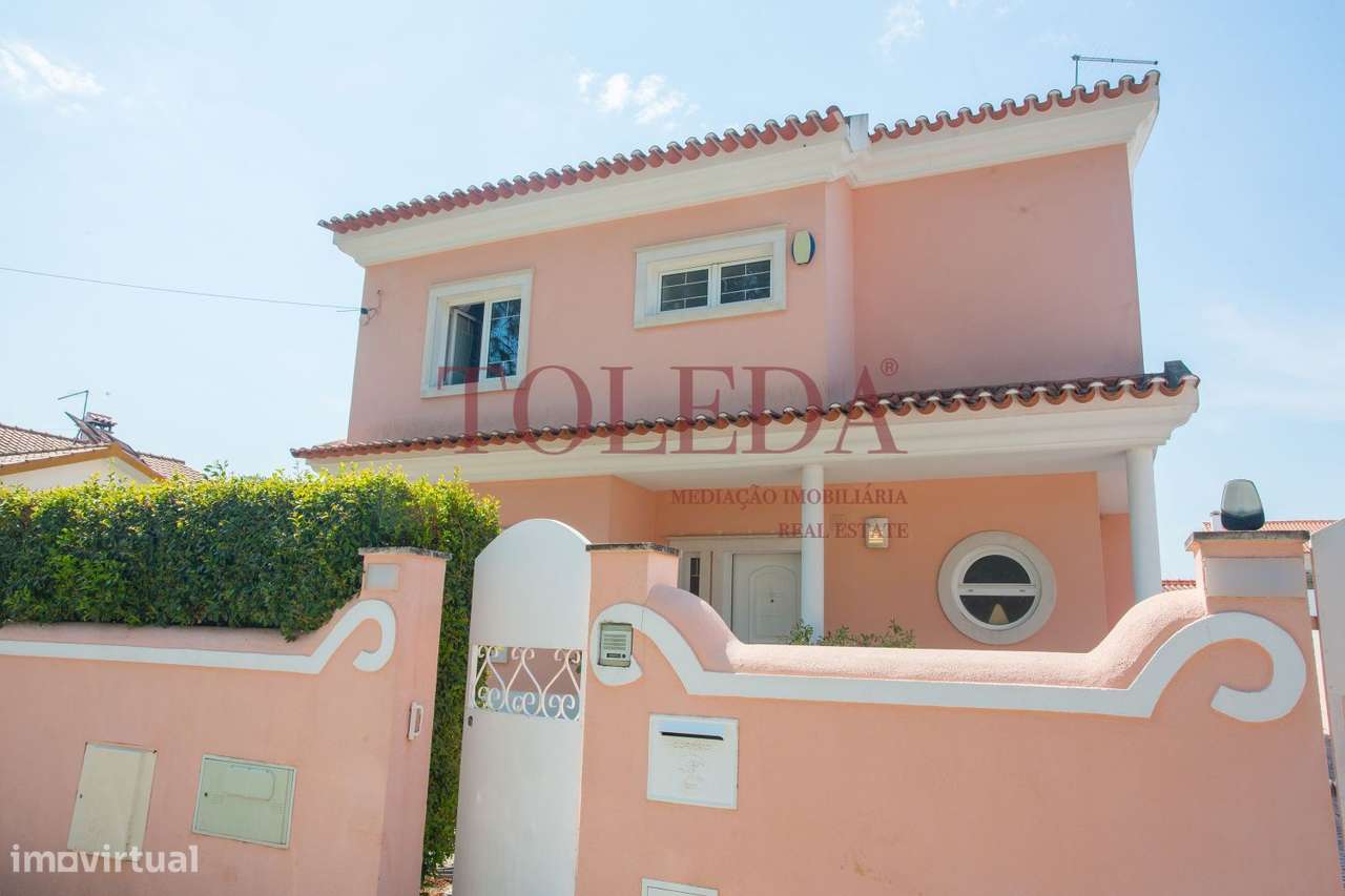 Moradia Isolada T4 em Azeitão com Piscina, Garagem e Churrasqueira-18