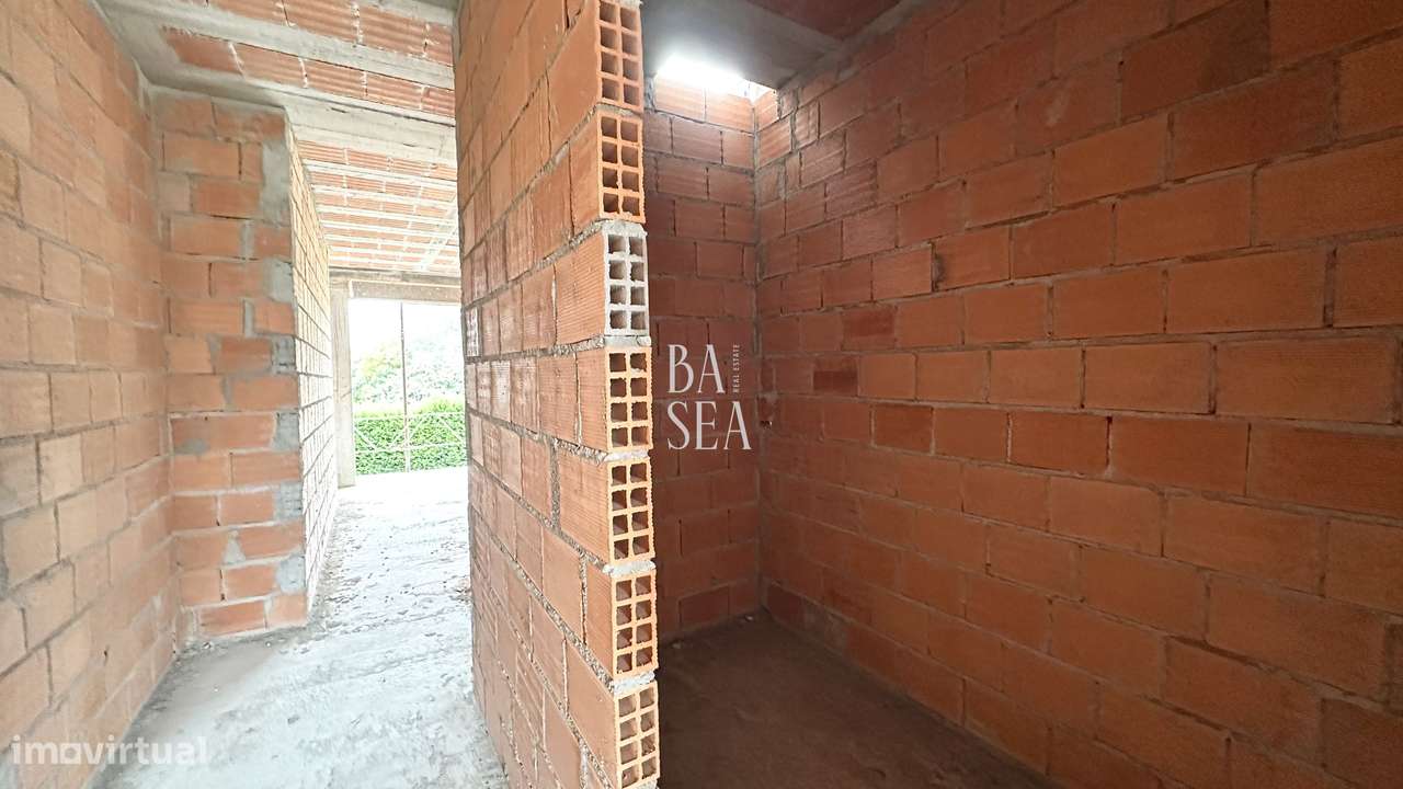 Moradia T3 em Estrutura com 3 Suítes em Lamaçães Braga-17