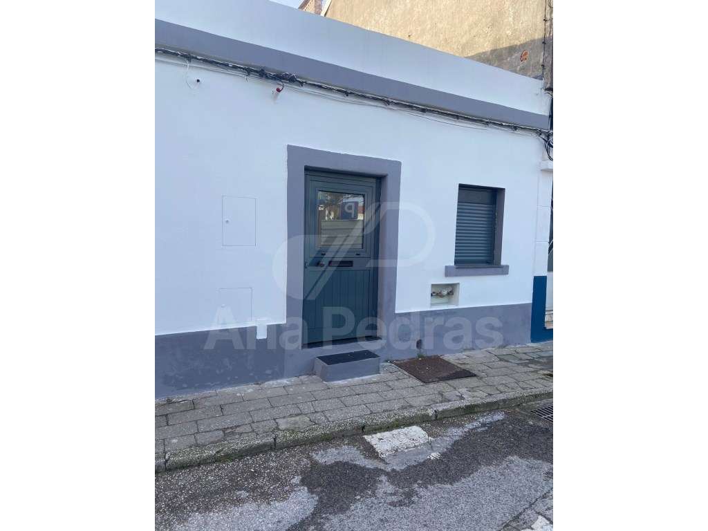 Moradia T2 Totalmente Reconstruída em Sarilhos Pequenos - Moita-13