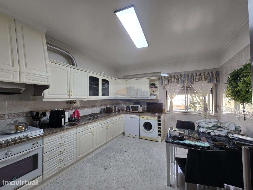 Fantástico e único T3 com 2WCS Sala com lareira e arrecadação em pr... - Grande imagem: 4/18