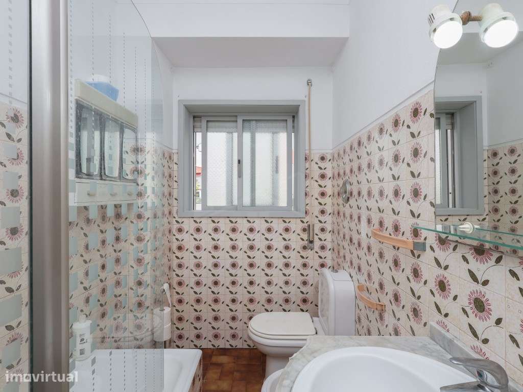 Apartamento T2 Parcialmente Remodelado em Valbom | Oportunidade aba...-16
