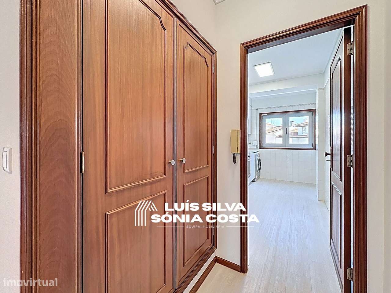 Apartamento T2 Remodelado c/ Varandas, Garagem & Elevador - Centro...-9