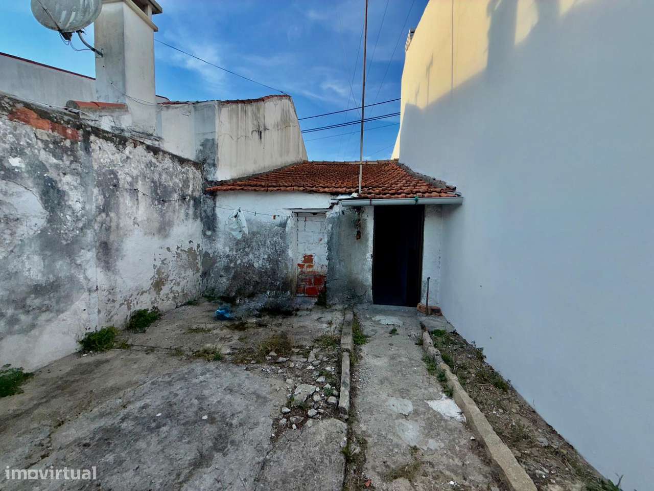 Casa antiga T2 p/ restauro no Centro de Ovar-12